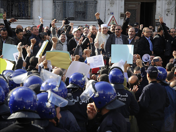  تمكن المئات من المحتجين من الوصول إلى ساحة البريد المركزي بقلب الجزائر العاصمة (الجزيرة)