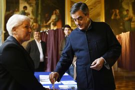 epa05649427 French member of Parliament and candidate for the right-wing primaries ahead of the 2017 presidential elections, Francois Fillon (R) casts his ballot in a polling station in Paris, France, 27 November 2016, during the second round of the primary. France's conservatives hold final run-off round of a primary battle on November 27 to determine who will be the right- wing nominee for next year's presidential election. EPA/ERIC FEFERBERG / POOL