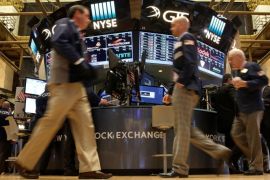 Traders work on the floor of the New York Stock Exchange (NYSE) in New York City, U.S., October 14, 2016. REUTERS/Brendan McDermid