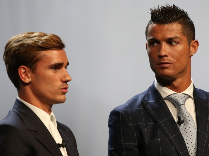 Real Madrid's Cristiano Ronaldo of Portugal (R) poses with French soccer player Antoine Griezmann after he received the Best Player UEFA 2015/16 Award during the draw ceremony for the 2016/2017 Champions League Cup soccer competition at Monaco's Grimaldi in Monaco, August 25, 2016. REUTERS/Eric Gaillard