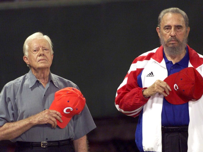 ‪‬ كاسترو والرئيس الأميركي السابق جيمي كارتر يحضران مباراة للبيسبول في هافانا(رويترز)