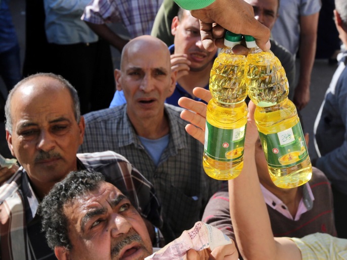 مصر تشهد موجة كبيرة من ارتفاع الأسعار بعد تعويم الجنيه (رويترز)