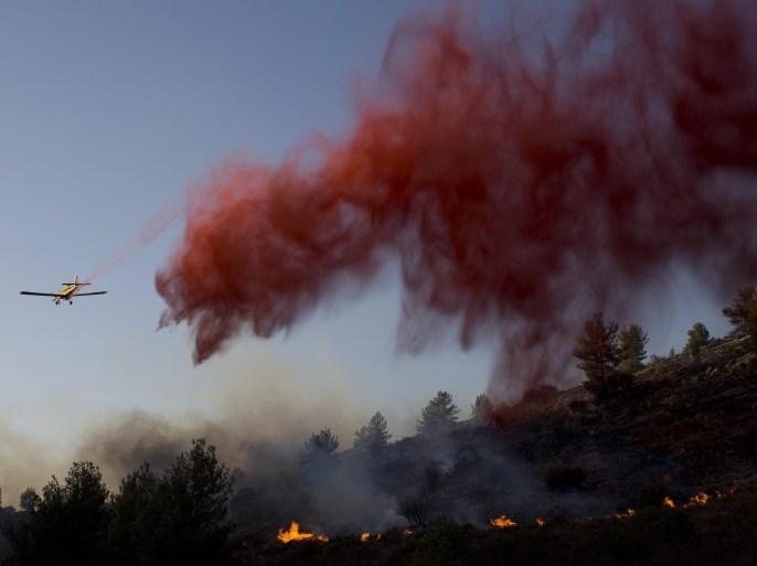 A plane drops fire retardent during a forest fire in Nataf near Jerusalem, Israel, 23 November 2016. Israel is dealing with large scale forest fires on diffrent fronts across the country due to a dry weather with strong winds from the east. Israeli Public Security Minister Gilad Erdan says israel is examining the possibility of realizing the mutual aid agreements with Greece and Croatia, and ask for extra firefighting planes.