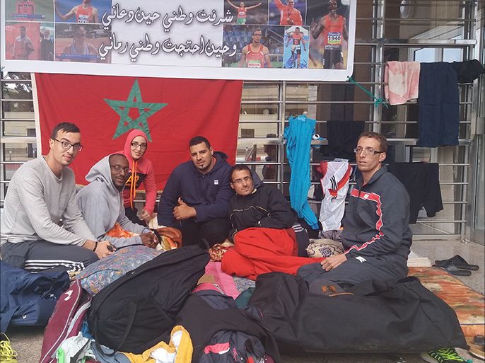 أبطال المغرب البارلمبيون يخوضون اعتصاما مفتوحا أمام وزارة الشباب والرياضة منذ 14 نوفمبر الجاري.(مصدر الصورة المعتصمون ومسموح للجزيرة نت باستخدامهما