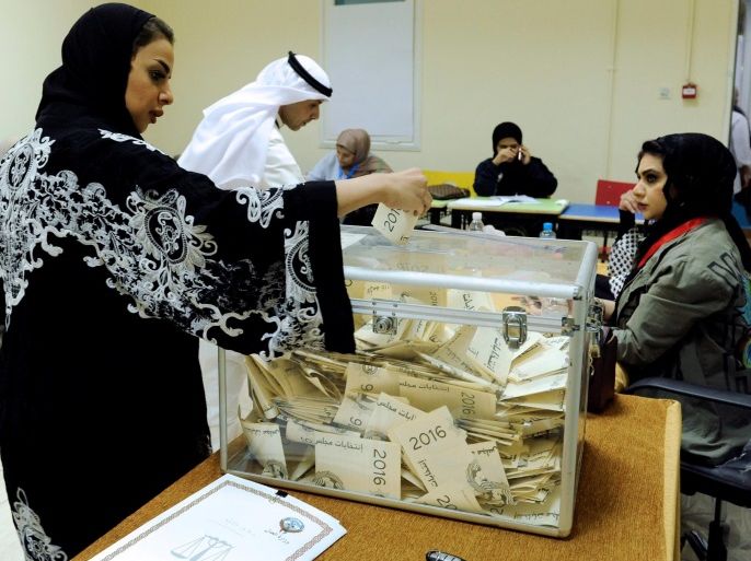 A Kuwaiti woman casts her vote during parliamentary election in a polling station in Kuwait City, Kuwait, November 26, 2016. REUTERS/Stringer EDITORIAL USE ONLY. NO RESALES. NO ARCHIVE.