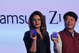 Hyun Chil Hong (R), president and chief executive of Samsung India Electronics, and Bollywood actress Huma Qureshi hold the Samsung�s new Z1 smartphones at its launch in New Delhi January 14, 2015. South Korea's Samsung Electronics Co Ltd has launched the first smartphone powered by its Tizen operating system, a major development in the tech giant's aim to build a software ecosystem to rival Google Inc's Android. REUTERS/Adnan Abidi (INDIA - Tags: BUSINESS TELECOMS
