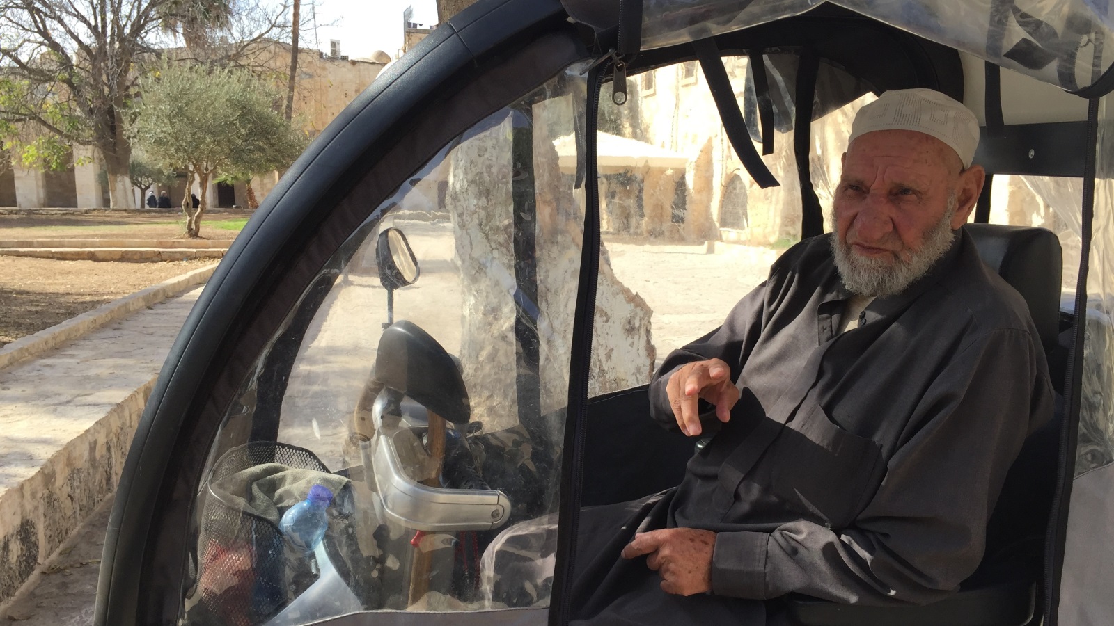 محمود سرحان أكبر سائقي السيارات الكهربائية يواظب على الصلاة في الأقصى وإطعام طيوره (الجزيرة نت)