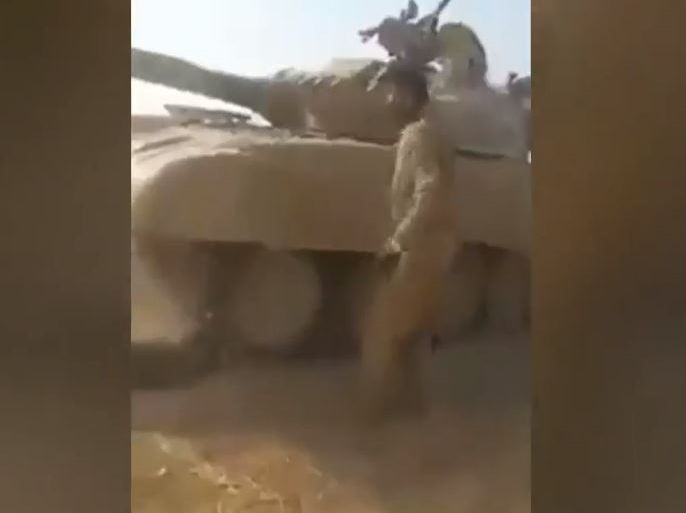 تداول ناشطون في مواقع التواصل الاجتماعي تسجيلا صوره جنود عراقيون لقتل طفل بالرصاص وسحق جثته تحت دبابة وذلك في إحدى مناطق جنوب الموصل