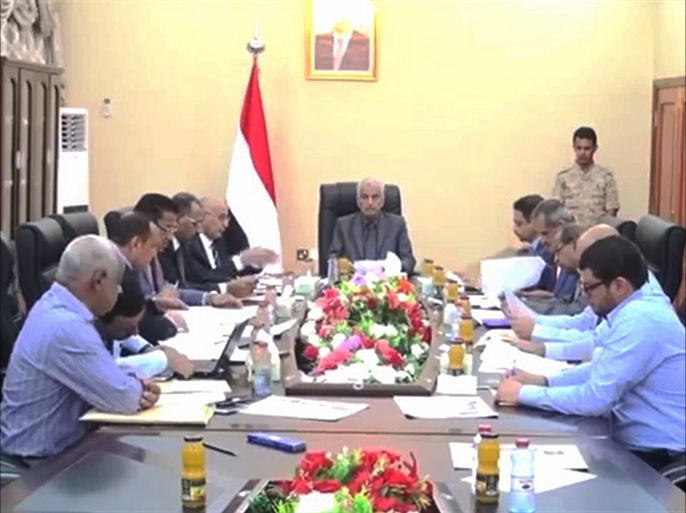 الحكومة اليمنية تعقد إجتماعا لمناقشة آلية صرف المرتبات بقيادة حسين عرب