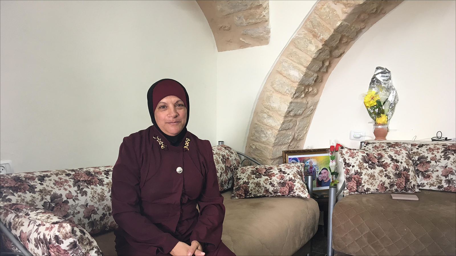بكرية الشاويش في منزلها بعد الترميم الذي غيّر حياتهم كثيرا(الجزيرة)