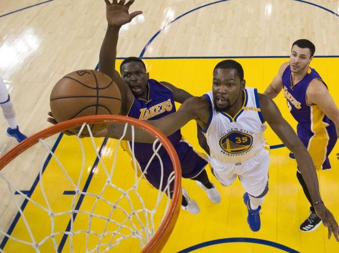 November 23, 2016; Oakland, CA, USA; Golden State Warriors forward Kevin Durant (35) shoots the basketball against Los Angeles Lakers forward Luol Deng (9, left) and forward Larry Nance Jr. (7) during the first half at Oracle Arena. The Warriors defeated the Lakers 149-106. Mandatory Credit: Kyle Terada-USA TODAY Sports