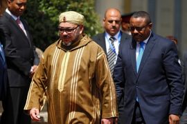 King Mohammed VI of Morocco (L) walks with Ethiopia's Prime Minister Hailemariam Desalegn at the National palace during his state visit to Ethiopia's capital Addis Ababa, November 19, 2016. REUTERS/Tiksa Negeri