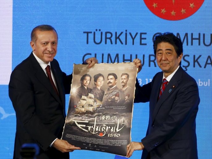 Turkish President Recep Tayyip Erdogan (L) and Japanese Prime Minister Shinzo Abe pose with poster of Ertugrul 1840 movie before their news conference in Istanbul, November 13, 2015. REUTERS/Osman Orsal