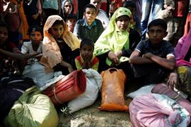 Rohingya refugees sit as they wait to enter the Kutupalang Refugee Camp in Cox’s Bazar, Bangladesh, November 21, 2016. REUTERS/Mohammad Ponir Hossain