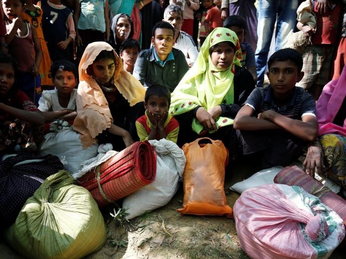 Rohingya refugees sit as they wait to enter the Kutupalang Refugee Camp in Cox’s Bazar, Bangladesh, November 21, 2016. REUTERS/Mohammad Ponir Hossain