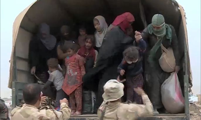 من الموصل لمخيم الخازر.. أطفال يعلوهم التراب والتعب