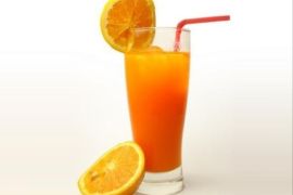كوب من عصير البرتقال مع الوجبات الغذائية يساعد على تعزيز امتصاص الحديد في الدم. (النشر مجاني لعملاء وكالة الأنباء الألمانية "dpa". لا يجوز استخدام الصورة إلا مع النص المذكور وبشرط الإشارة إلى مصدرها.) عدسة: dpa