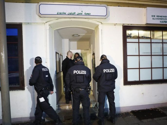 Police officers stand in front of the Al-Taqwa mosque in Hamburg, Germany, 15 November 2016. Several police officers took part in an anti-terrorism raid against suspected supporters of the Islamic State (IS or ISIS) militant group. Authorities held raids against Islamist networks in ten German states.