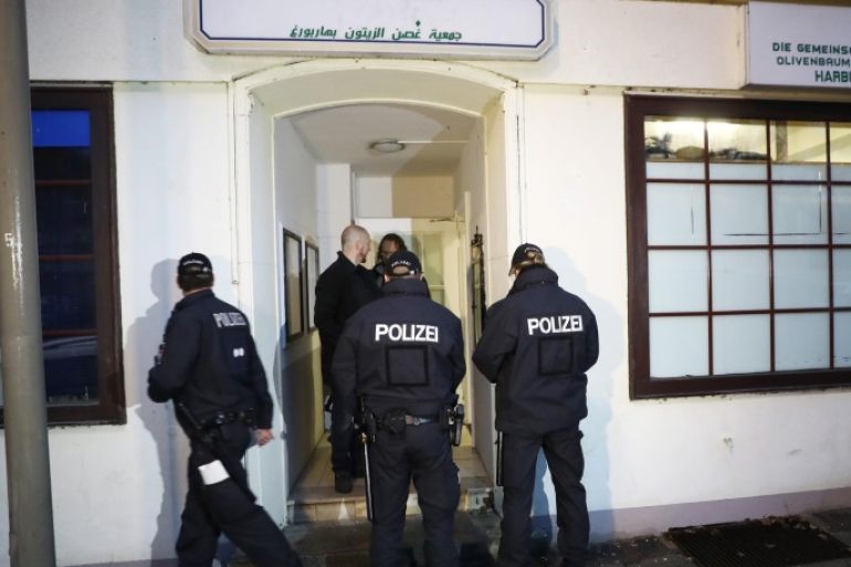 Police officers stand in front of the Al-Taqwa mosque in Hamburg, Germany, 15 November 2016. Several police officers took part in an anti-terrorism raid against suspected supporters of the Islamic State (IS or ISIS) militant group. Authorities held raids against Islamist networks in ten German states.