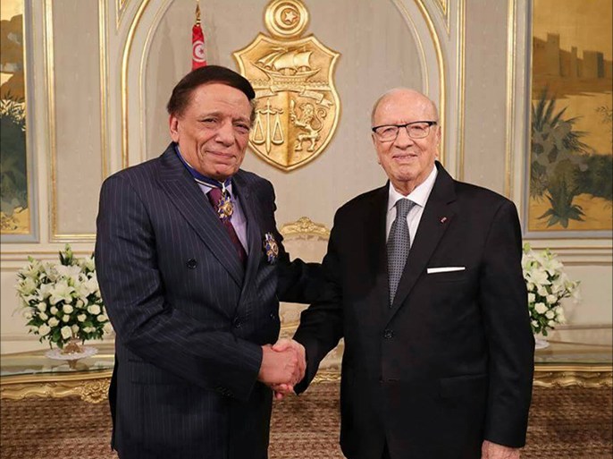 الرئيس التونسي الباجي قايد السبسي يكرم الفنان عادل إمام