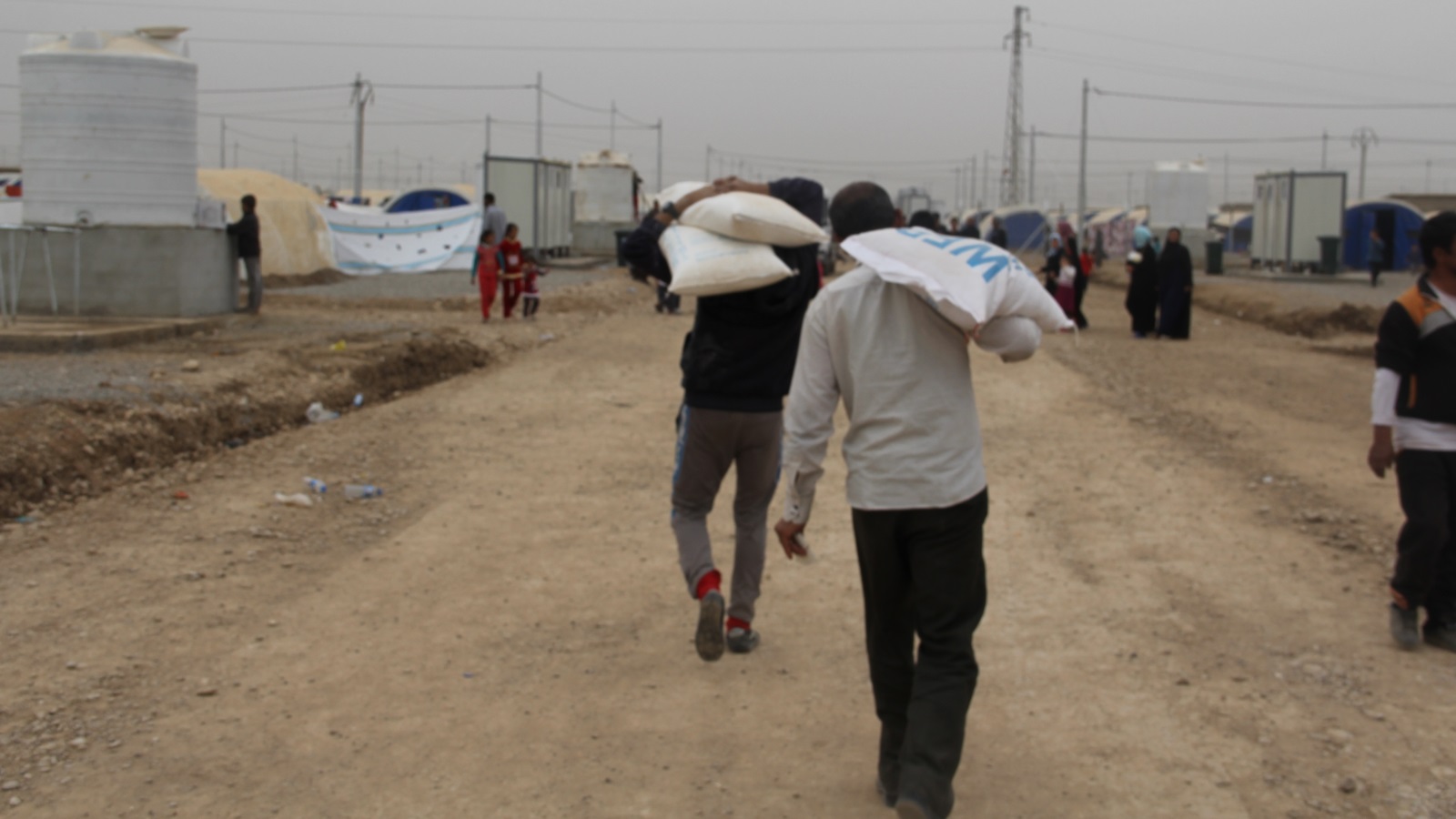 نقص الغذاء والدواء في مخيم الخازر شرق الموصل (الجزيرة)