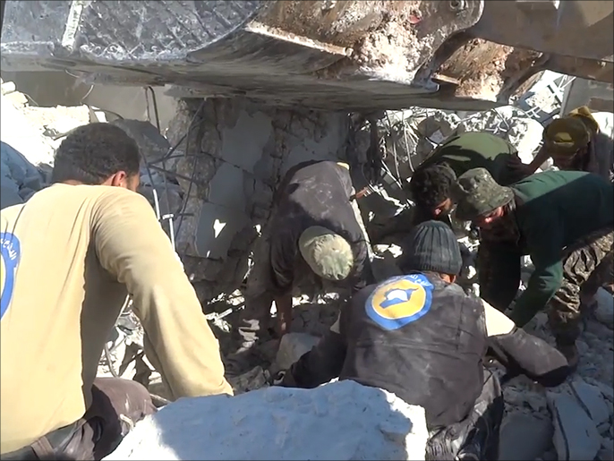 ‪إزالة الأنقاض بعد قصف بلدة أروم الكبرى بريف حلب‬ (ناشطون)