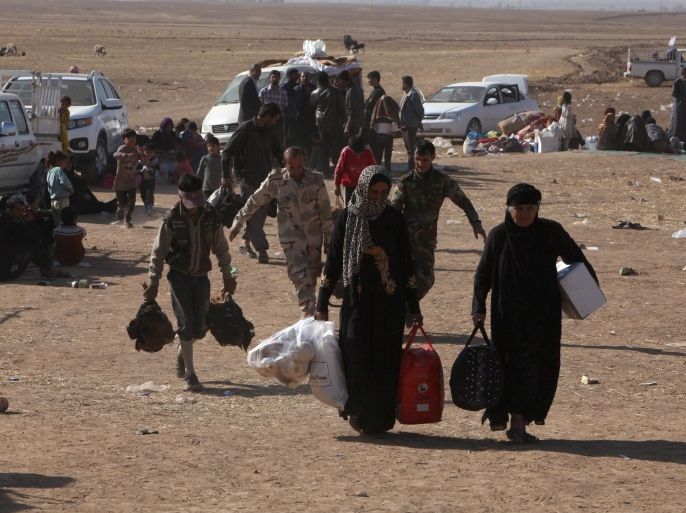 Displaced people from Mosul and outskirts arrive in the town of Bashiqa, after it was recaptured from the Islamic State, east of Mosul, Iraq, November 17, 2016. REUTERS/Azad Lashkari