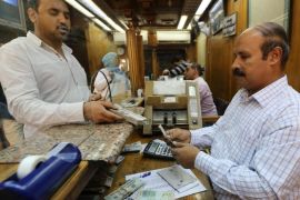 A customer exchanges U.S. dollars to Egyptian pounds in a foreign exchange office in central Cairo, Egypt, November 3, 2016. Picture taken November 3, 2016. REUTERS/Mohamed Abd El Ghany