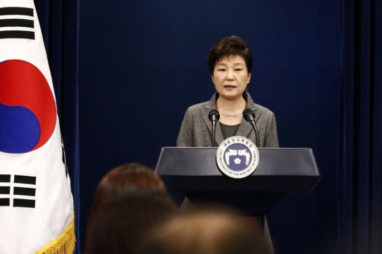 South Korean President Park Geun-Hye speaks during an address to the nation, at the presidential Blue House in Seoul, South Korea, 29 November 2016. REUTERS/Jeon Heon-Kyun/Pool