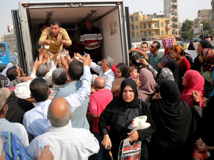 Locals gather to buy subsidized sugar from a government truck after a sugar shortage in retail stores across the country in Cairo, Egypt, October 14, 2016. Picture taken October 14, 2016. REUTERS/Amr Abdallah Dalsh