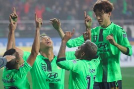 Football Soccer - Jeonbuk Hyundai Motor v Al Ain - The AFC Champions League Final 2016 - 1st leg match - Jeonju, South Korea - 19/11/16 Kim Shin-wook of Jeonbuk Hyundai Motor celebrates with his teammates after winning the match. Choi Young-su/Yonhap via REUTERS ATTENTION EDITORS - THIS IMAGE HAS BEEN SUPPLIED BY A THIRD PARTY. SOUTH KOREA OUT. FOR EDITORIAL USE ONLY. NO RESALES. NO ARCHIVE.