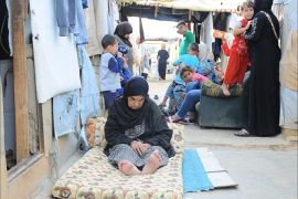 لاجئة سورية امام خيمتها