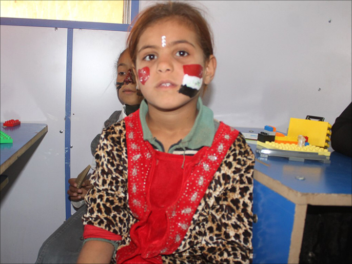 ‪سرور رسمت علم العراق على وجهها وتتمنى بقاء السندباد بالمخيم‬ (الجزيرة)