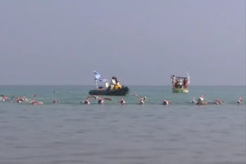تمكن فريق من السباحين الدوليين من عبور مياه البحر الميت من الأردن إلى إسرائيل سباحة