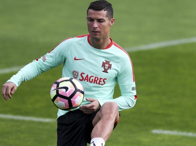 Portuguese national soccer team player Cristiano Ronaldo attends a training session in Oeiras, Portugal, 08 November 2016. Portugal will face Latvia in a FIFA World Cup 2018 qualifying soccer match in Faro, Portugal on 13 November 2016.