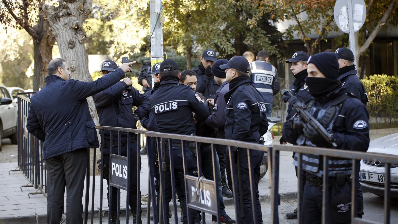 ‪الشرطة في محيط مقر حزب الشعوب بأنقرة‬ اليوم الجمعة 