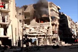 أفاد مراسل الجزيرة في حلب بمقتل عشرات المدنيين وإصابة آخرين في غارات جوية كثيفة وقصف بالبراميل المتفجرة استهدف الأحياء الشرقية الخاضعة لسيطرة المعارضة في المدينة.