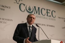الرئيس التركي رجب طيب أردوغان يلقي كلمة أمام اجتماع اللجنة الاقتصادية الدائمة لمنظمة التعاون الإسلامي في إسطنبول