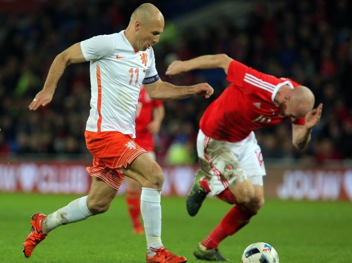 Arjen Robben of Netherlands (L) on his way to score a goal during the international soccer friendly match between Wales and the Netherlands at Cardiff City Stadium in Cardiff, Britain, 13 November 2015.