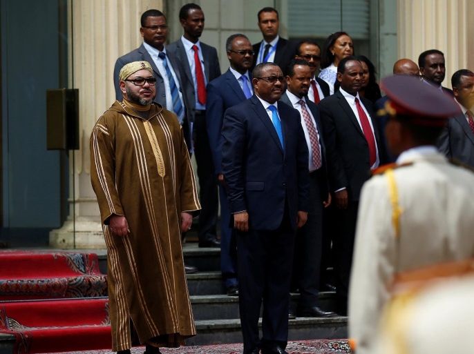 King Mohammed VI of Morocco (L) stands with Ethiopia's Prime Minister Hailemariam Desalegn at the National palace during his state visit to Ethiopia's capital Addis Ababa, November 19, 2016. REUTERS/Tiksa Negeri
