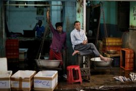 Indian fish traders wait for customers at the almost empty Asia's largest wholesale fish market in Howrah west of Calcutta, eastern India, 23 November 2016. Fish business is reportedly affected due to lack of Indian currency notes. Indian Prime Minister Narendra Modi announced the elimination of the 500 and 1,000 rupee bills at midnight on 08 November, for the purpose of fighting against 'black money' (hidden assets) and corruption in the country. The decision sparke