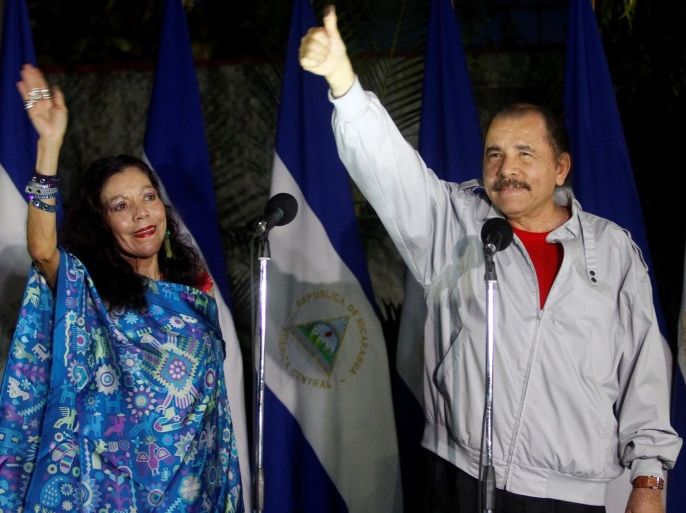 Daniel Ortega, Nicaragua's current president and presidential candidate from the ruling Sandinista National Liberation Front, shows his ink stained thumb to the media beside his wife Rosario Murillo after they casting their vote at a polling station during Nicaragua's presidential election in Managua November 6, 2016. REUTERS/Oswaldo Rivas
