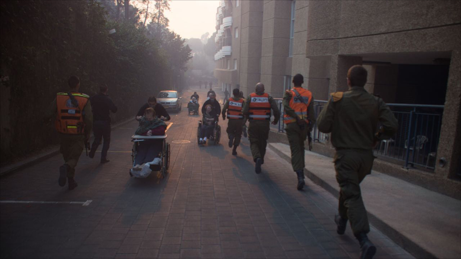 ‪استنفار في صفوف الجيش الإسرائيلي لإخلاء سكان حيفا وإخماد الحرائق‬ (الجزيرة)