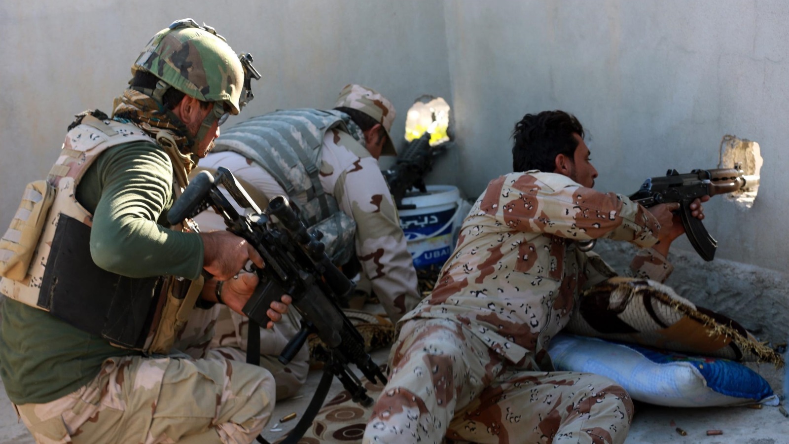 ‪جنود عراقيون يطلقون النار من داخل منزل في حي الشيماء بالموصل‬ (الأوروبية)