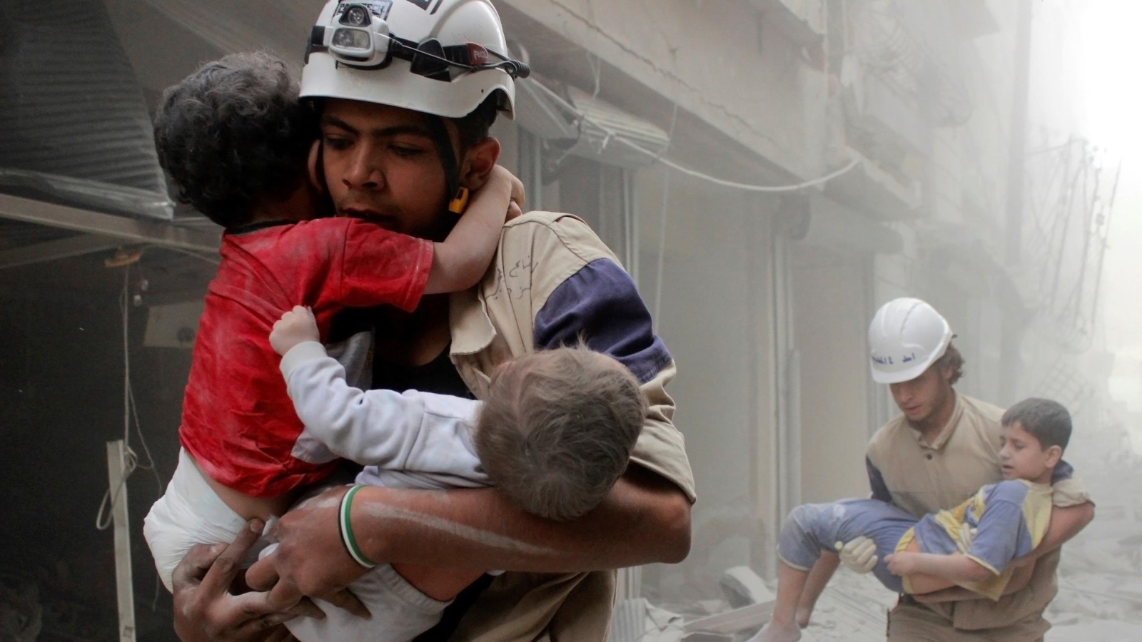 الأطفال من أبرز الضحايا في الحرب المستعرة بسوريا منذ سنوات (رويترز)