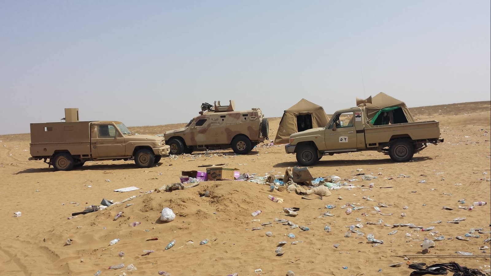 ‪آليات للجيش الوطني في منطقة ميدي بمحافظة حجة شمال غربي اليمن‬ (الجزيرة)