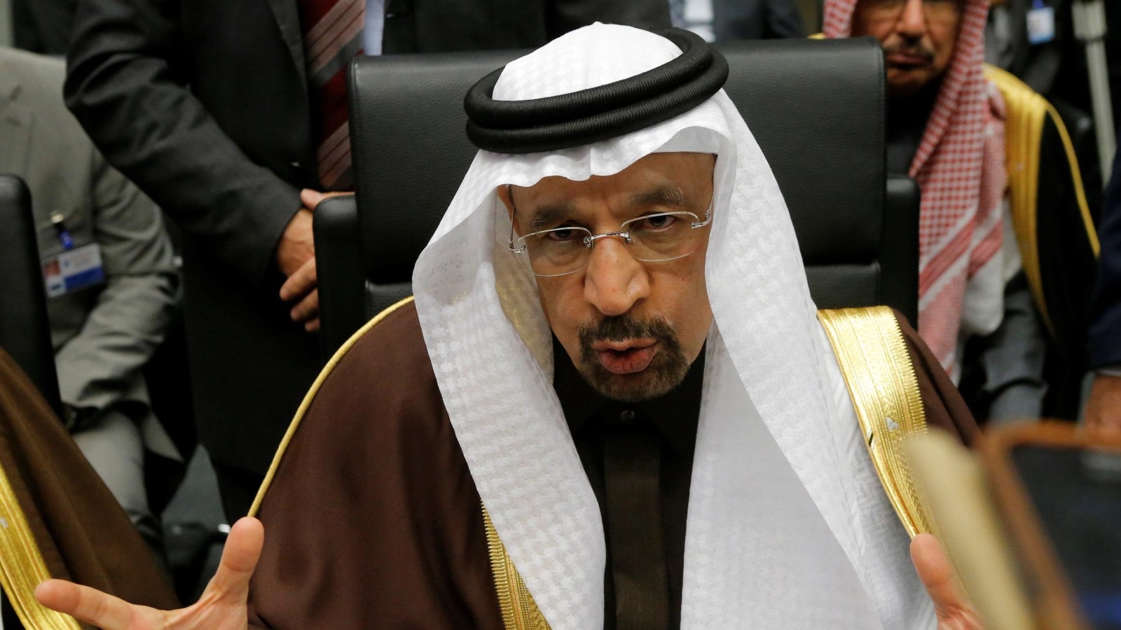 وزير الطاقة السعودي خالد الفالح يدلي بتصريحات خلال الاجتماع (رويترز)