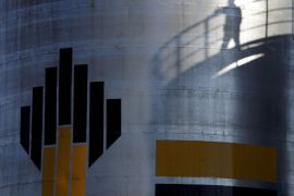 The shadow of a worker is seen next to the logo of Russia's Rosneft oil company at the central processing facility of the Rosneft-owned Priobskoye oil field outside the city of Nefteyugansk, Russia, August 4, 2016. REUTERS/Sergei Karpukhin/File Photo