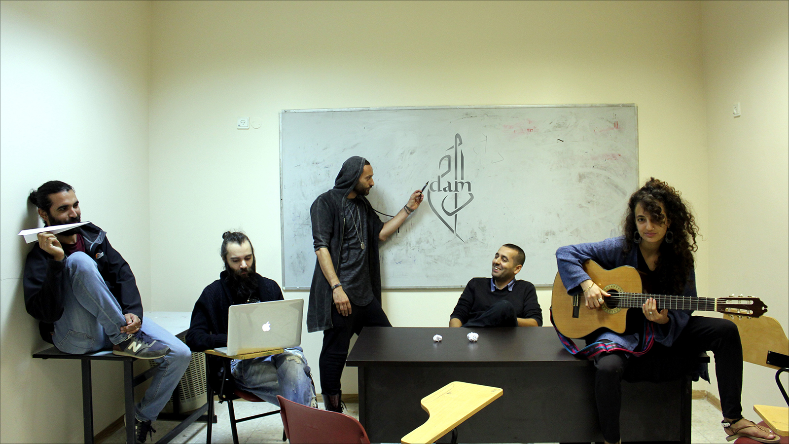 المغني تامر نفار مع أعضاء فرقته 