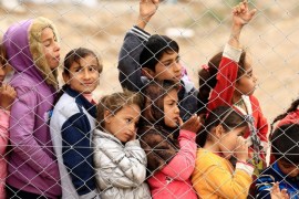 Displaced Iraqi children, who fled the Islamic State stronghold of Mosul, stand at a fence at Debaga camp for the displaced on the outskirts of Erbil, Iraq, December 1, 2016. REUTERS/Thaier Al-Sudani